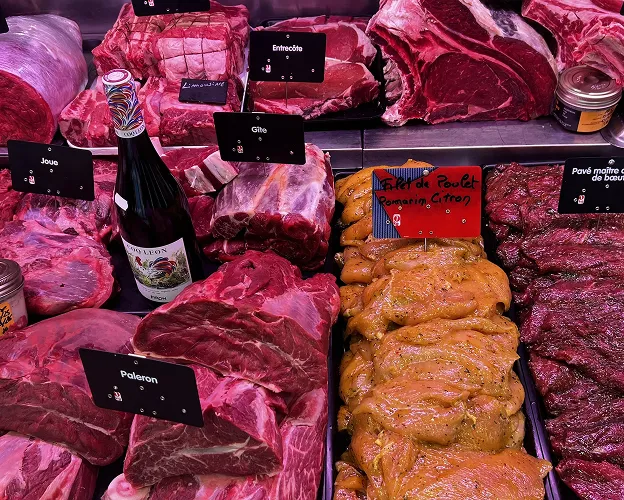 Étalage de boucherie avec divers morceaux de bœuf et du poulet mariné à Toulouse en Haute-Garonne 31