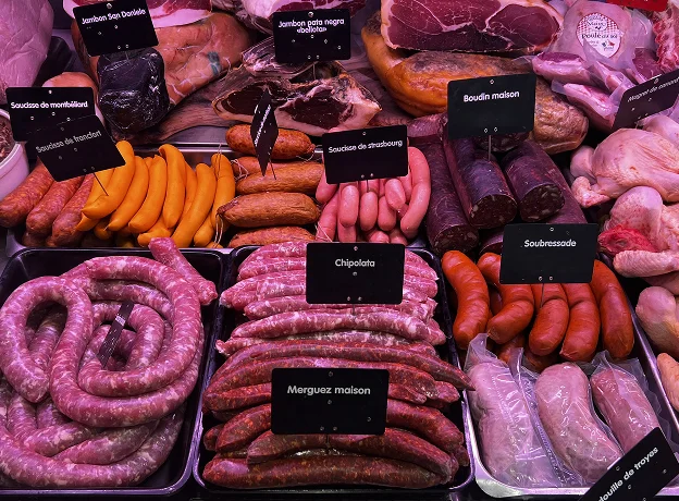 Étalage de charcuterie et viandes variées, incluant saucisses, jambons et volailles à Toulouse en Haute-Garonne 31