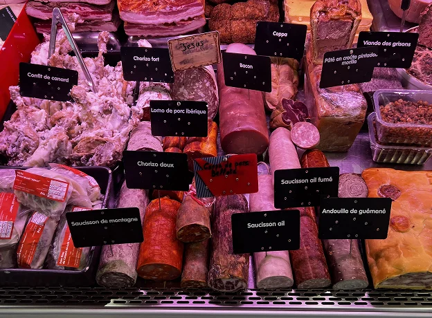 Étalage de charcuterie française avec saucissons, pâtés, confit de canard et viandes séchées à Toulouse en Haute-Garonne 31