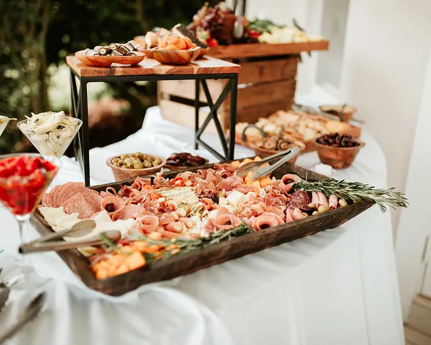 Table de buffet extérieure avec plateau de charcuterie et autres hors-d'œuvre à Toulouse en Haute-Garonne 31
